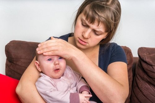 Mutter hält krankes Baby mit Magen-Darm-Entzündung