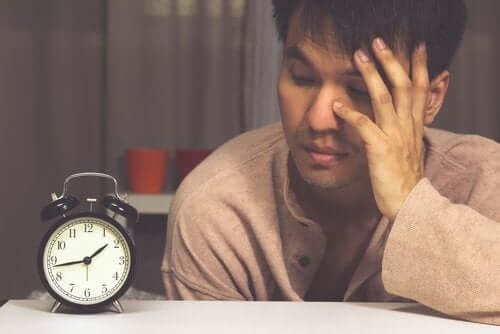 Einschlafprobleme trotz Müdigkeit: Woran liegt das?