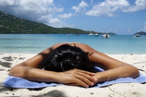 Jemand liegt am Strand in der Sonne