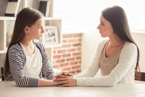 Mutter und Tochter sprechen miteinander
