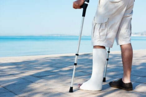 Person mit Bein im Gips