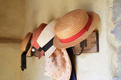 Eine Garderobe für deine Hüte selber machen