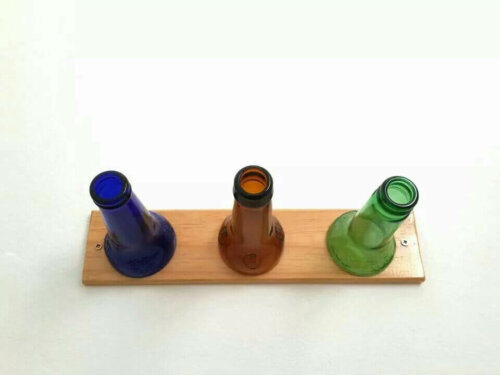 Garderobe mit Flaschen