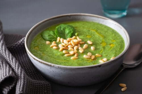 Leckere-gesunde-Gemüsecremsuppe-mit-Pinienkernen