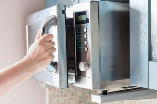 Mikrowelle und Backofen reinigen