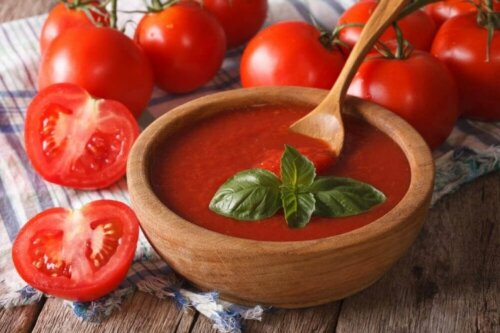 Gemüsecremesuppe mit Tomaten