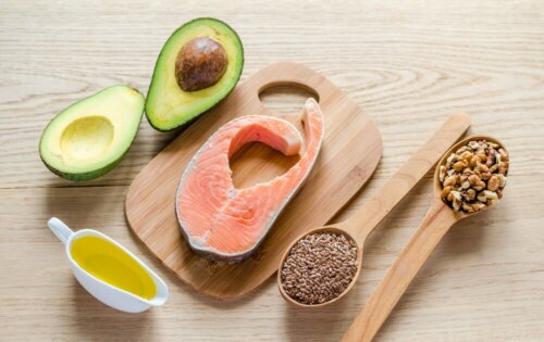 Was sind gesunde Fette? Lachs und Avocado