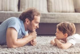 Erziehungsstile: Vater und Sohn im Gespräch