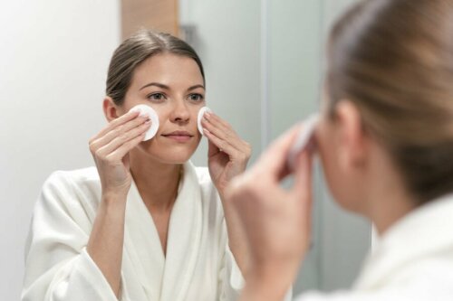 Gesichtspflege der Frau Vitaminzusatz