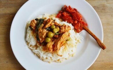 Marinierte Hühnerbrust mit Kokosmilch und Reis