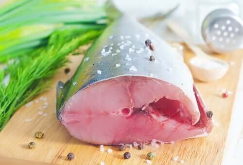 Aufgeschnittener Fisch auf Küchenbrett