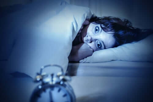 Frau mit Schlafparalyse