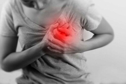 Herzinfarkt: Frau hält sich am Herzen