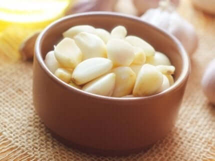 Hausmittel mit Knoblauch gegen Kreuzschmerzen