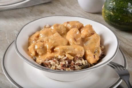 So kannst du marinierte Hühnerbrust mit Kokosmilch und Reis zubereiten