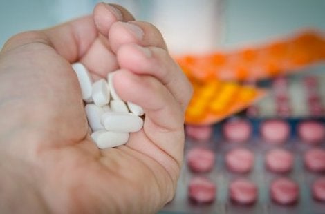 Meloxicam und andere Medikamente in einer Hand