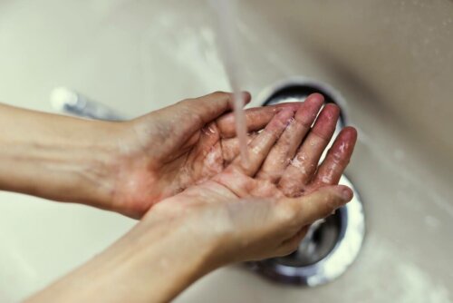 Hände gut waschen auf öffentlichen Toiletten