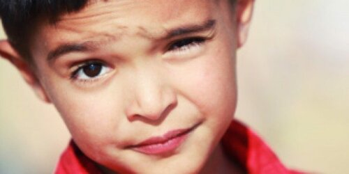 Kind mit Tourette-Syndrom