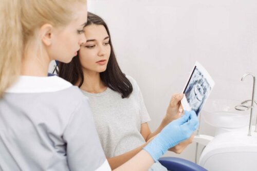 Zwei Ärztinnen blicken auf Röntgenbild mit Hyperdontie