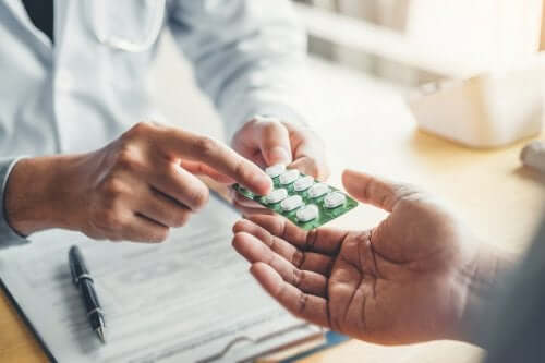 Arzt verschreibt Antibiotikum - Beipackzettel lesen