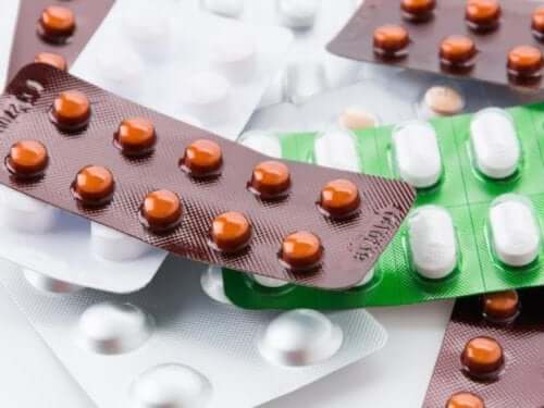 Medikamente, Tabletten, Pillen - Beipackzettel lesen