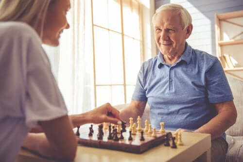 Patient mit kortikaler Atrophie spielt Schach