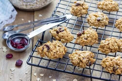 leckere Hafercookies mit Rosinen frisch aus dem Ofern