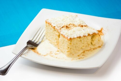 Ein Teller mit der Süßspeise Tres Leches