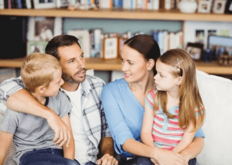 Familie mit Kindern ohne Angst vor Tieren