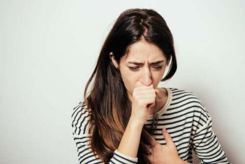 Frau leidet an niedriger Luftfeuchtigkeit