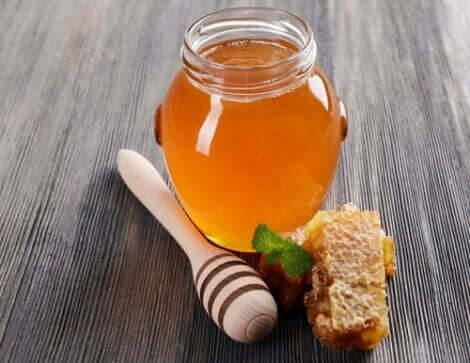 Honig für schnelle Hilfe bei Halsschmerzen