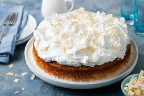 Süßspeise Tres Leches mit typischer Baiserschicht