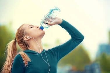 Gesunde Gewohnheiten, um Verdauungsbeschwerden zu vermeiden: Wasser trinken