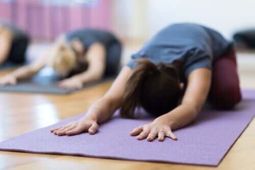Frau macht Yoga gegen Menstruationsbeschwerden