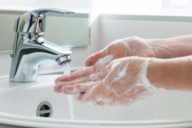 Regelmäßiges und gründliches Händewaschen, um eine Ansteckung mit dem COVID-19 zu verhindern