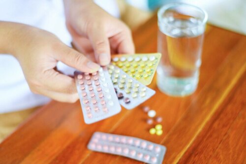 Frau hält Blister mit Antibabypillen in der Hand
