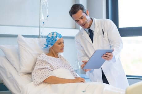 Frau erhält Chemotherapiea