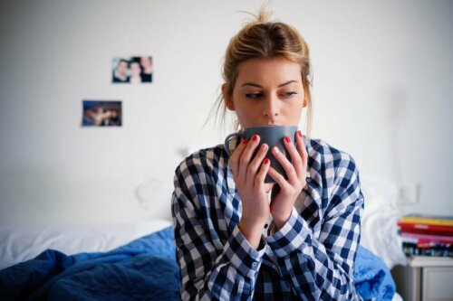 Frau trinkt Tee und betreibt Nesting