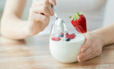 gesunden Joghurt mit Erdbeeren essen