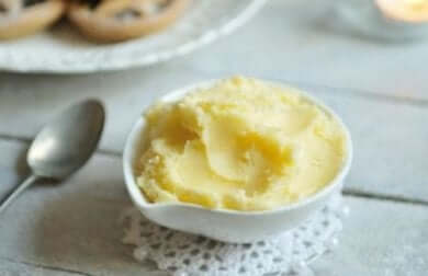 So kannst du leckere Knoblauchbutter herstellen