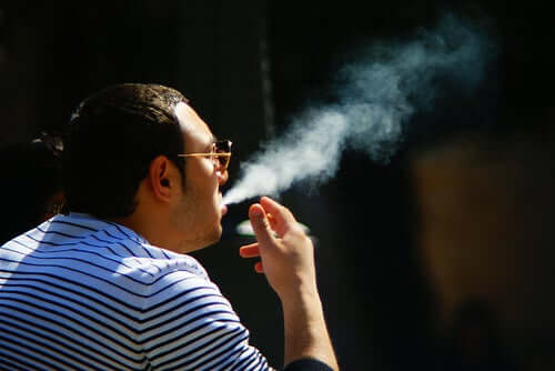 Mann beim Tabakrauchen
