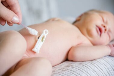 Was man bei der Nabelpflege bei Neugeborenen beachten muss