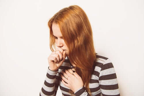 Frau mit trockenem Husten