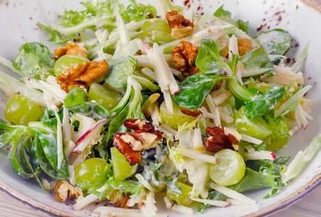 So kannst du den berühmten Waldorfsalat einfach zubereiten