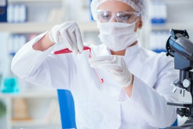 SARS-CoV-2: Können Antikörper aus dem Blut geheilter Menschen helfen?