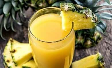 Mixgetränk mit Papaya, Orange und Ananas 