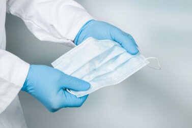 Coronavirus: Handschuhe richtig abziehen, um eine Ansteckung zu vermeiden