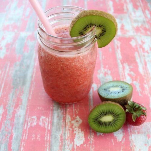 Fruchtgetränke für den Sommer: Tee mit Erdbeeren und Kiwis