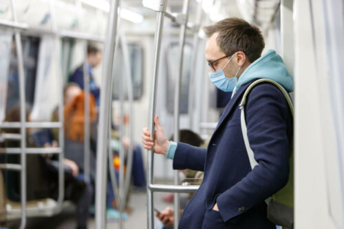 Berühre in öffentlichen Verkehrsmitteln so wenig wie möglich