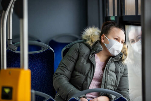 Soziale Distanz zum Schutz in öffentlichen Verkehrsmitteln